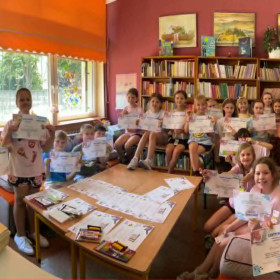 Nagrody dla aktywnych czytelników  Na zakończenie roku szkolnego uczestnicy konkursu „Wyzwanie Czytelnicze” oraz uczniowie aktywnie angażujący się w życie biblioteki szkolnej otrzymali pamiątkowe certyfikaty i upominki w podziękowaniu za swoją wytrwałość, systematyczność i miłość do książek.  Wszyscy uczestnicy zostali nagrodzeni słodkimi upominkami, naklejkami oraz kolorowymi zakładkami do książek. Natomiast uczniowie, którzy brali czynny udział w wyzwaniach czytelniczych i konkursach organizowanych przez 